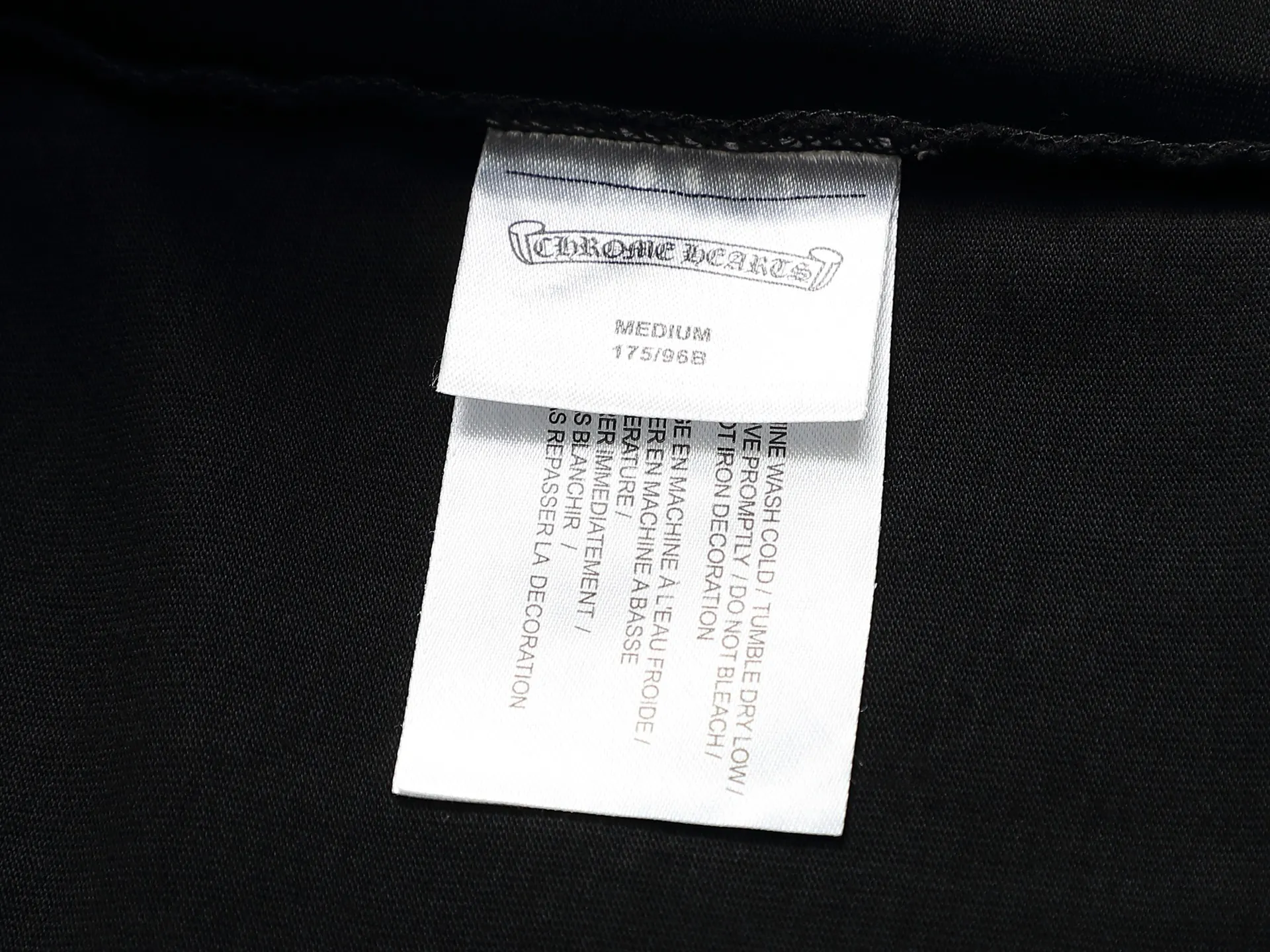 🅿️232 𝗖𝗵𝗿𝗼𝗺𝗲 𝗛𝗲𝗮𝗿𝘁𝘀/Cro Heart 2025 Cross Patch Embroidery Summer New Original Counter American Acid Washed Old Laser Burnt Patch Embroidery Couple Casual Short Sleeve T-shirt 👑The highest version! Customized fabric 300g double yarn! American acid-washed and distressed original fabric laser burnt ✟appliqué embroidery and exquisite embroidery of letters! The best-selling model at the counter. It is very comfortable to wear. It is low-key yet luxurious. It is very classy when worn. The large version and tailoring are needless to say. The upper body is exquisite and vivid👍High-end first-class materials. A truly palace-level product. The cotton from Turkey is of outstanding quality. After heavy washing, the clothes are very soft! Not picky, the upper body is absolutely stylish and extremely luxurious. Auxiliary materials: The original model has been authenticated and labeled ➕100% silk washed with water label. Genuine purchase-grade original hangtag➕matching hanging rope➕3D hanging beads➕original packaging bag. Craftsmanship: The original version has consistent wiring! The highest version of the armhole matching technique! Countless times of pattern making to 100% restore the original appearance! The correct version is the same for men and women, super eye-catching, super good-looking, and super atmospheric! Color: White Black Size: S-XL